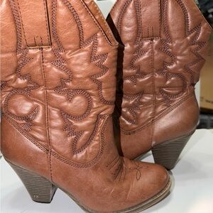 BONGO Brown Heeled Western Boots